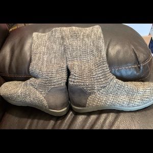 Used women crotchet boots size 7